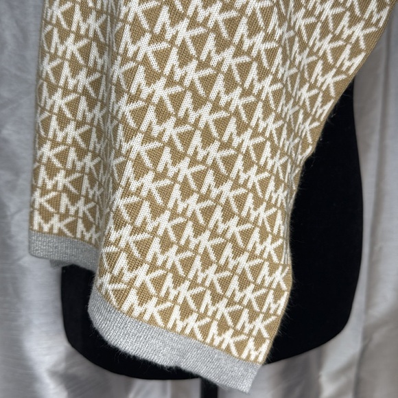 MICHAEL Michael Kors Tan Reversible Acrylic Scarf - Picture 5 of 7